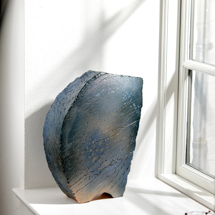 Keramik Vase von Gundula Sommerer, Plattentechnik mit blauer Engobe, außergewöhnliche Form, Ansicht Rückseite | haptik.de