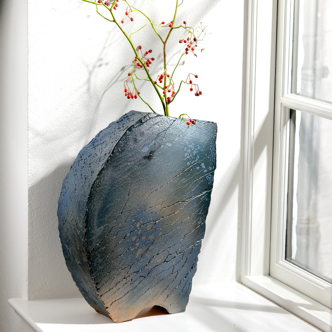 Keramik Vase von Gundula Sommerer, Plattentechnik mit blauer Engobe, außergewöhnliche Form, Ansicht Front, mit Beerenzweig | haptik.de