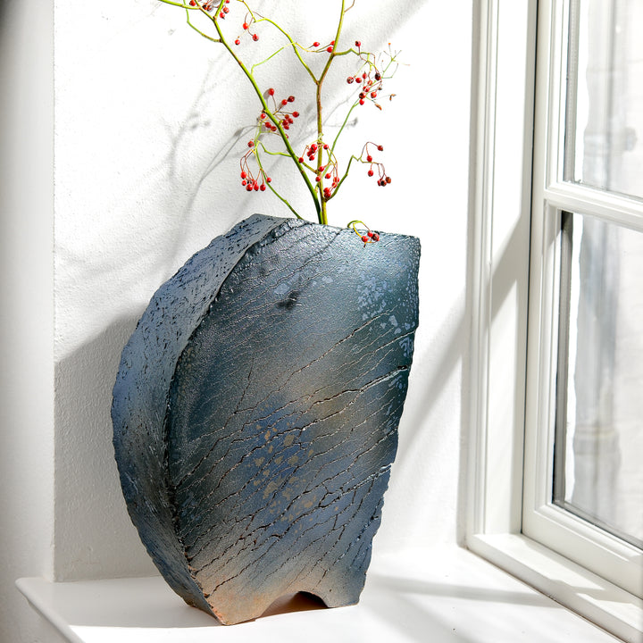 Keramik Vase von Gundula Sommerer, Plattentechnik mit blauer Engobe, außergewöhnliche Form, Ansicht Front, mit Beerenzweig | haptik.de