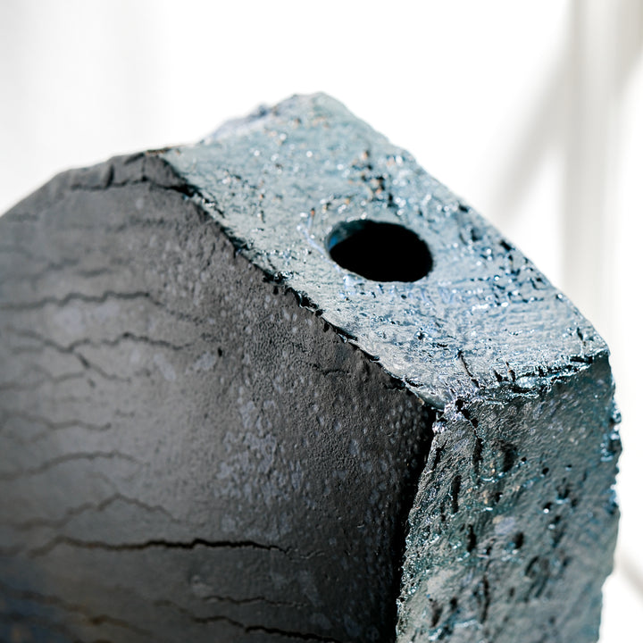 Keramik Vase von Gundula Sommerer, Plattentechnik mit blauer Engobe, außergewöhnliche Form, Detailansicht Öffnung | haptik.de