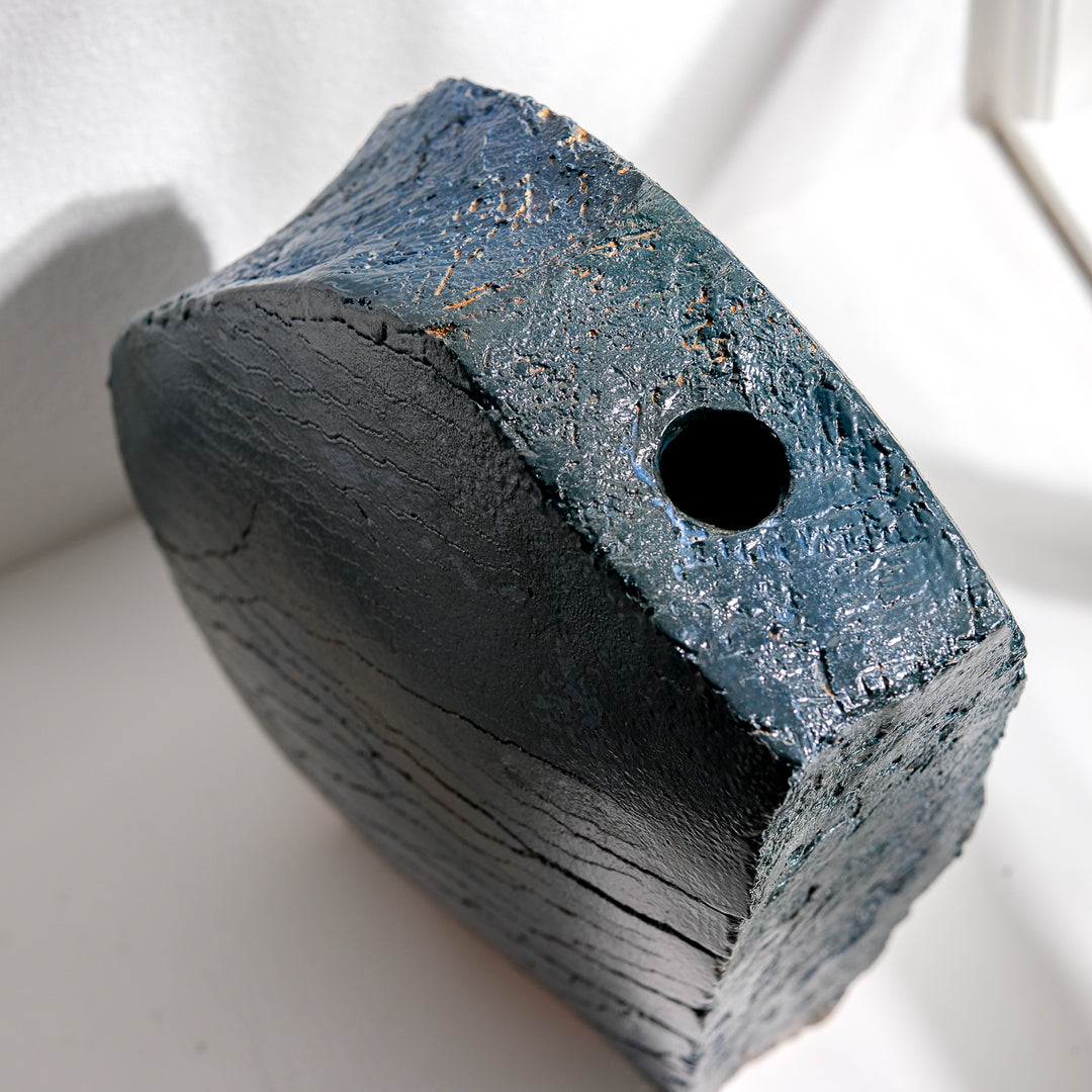 Keramik Vase von Gundula Sommerer, Plattentechnik mit blauer Engobe, außergewöhnliche Form, Aufsicht | haptik.de