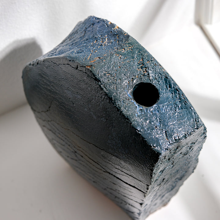 Keramik Vase von Gundula Sommerer, Plattentechnik mit blauer Engobe, außergewöhnliche Form, Aufsicht | haptik.de