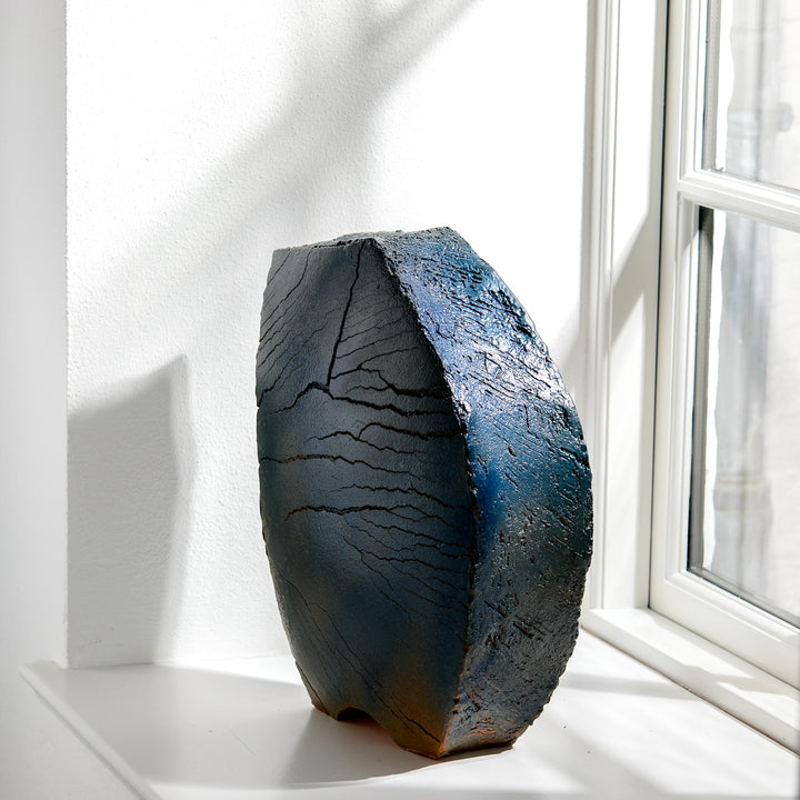 Keramik Vase von Gundula Sommerer, Plattentechnik mit blauer Engobe, außergewöhnliche Form, Ansicht rechte Seite | haptik.de