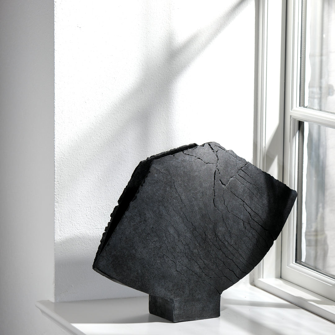 Keramik Vase von Gundula Sommerer, asymmetrische Flügelvase, einzigartige Oberfläche durch Rakubrand, Ansicht Front | haptik.de