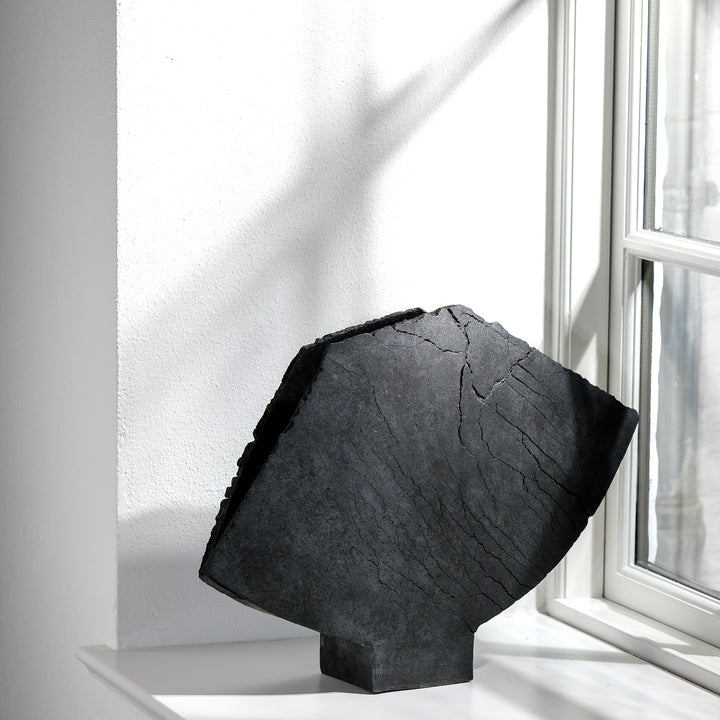 Keramik Vase von Gundula Sommerer, asymmetrische Flügelvase, einzigartige Oberfläche durch Rakubrand, Ansicht Front | haptik.de