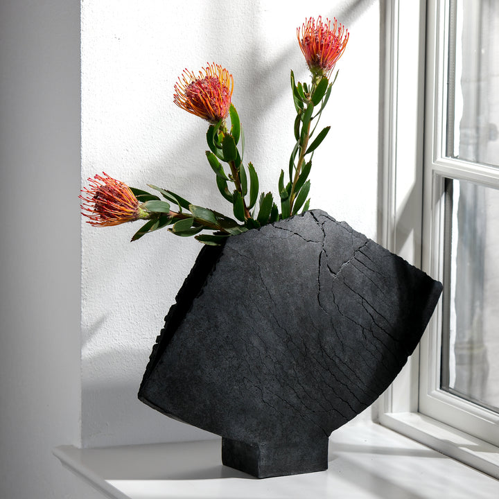 Keramik Vase von Gundula Sommerer, asymmetrische Flügelvase, einzigartige Oberfläche durch Rakubrand, Ansicht Front, mit drei Blumen | haptik.de