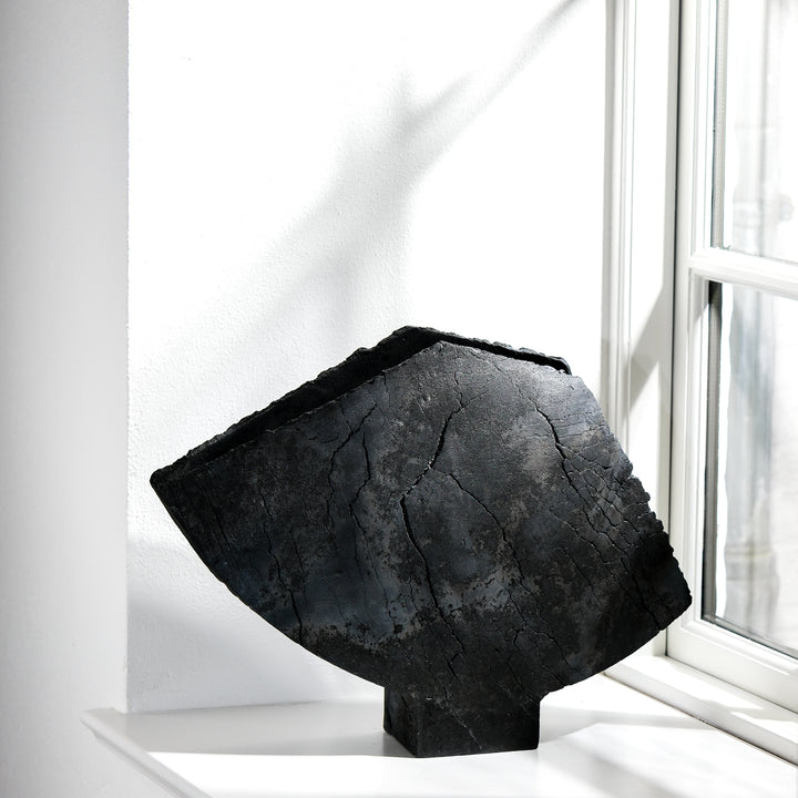 Keramik Vase von Gundula Sommerer, asymmetrische Flügelvase, einzigartige Oberfläche durch Rakubrand, Ansicht Rückseite| haptik.de