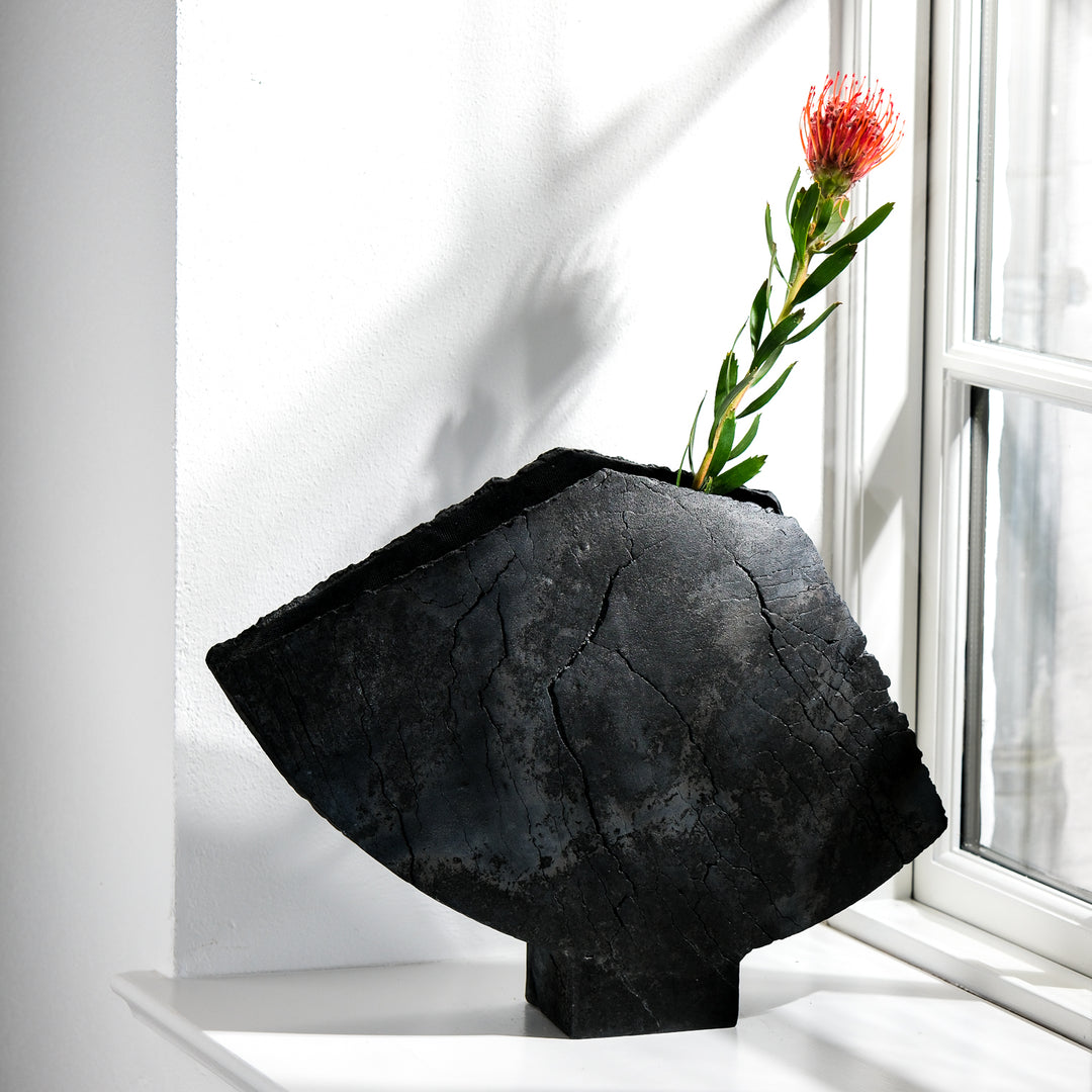 Keramik Vase von Gundula Sommerer, asymmetrische Flügelvase, einzigartige Oberfläche durch Rakubrand, Ansicht Rückseite, mit Blume| haptik.de