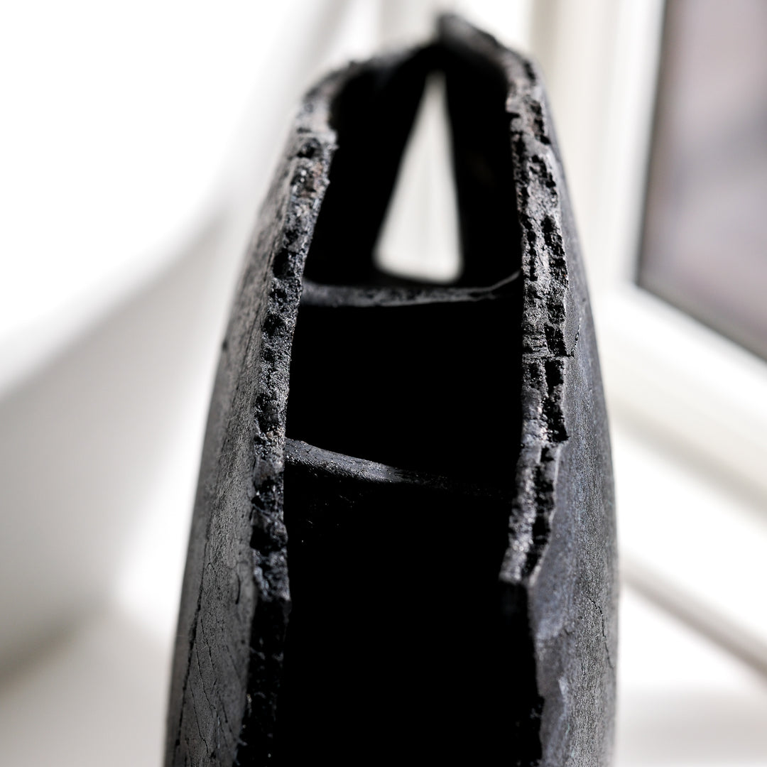 Keramik Vase von Gundula Sommerer, asymmetrische Flügelvase, einzigartige Oberfläche durch Rakubrand, Detailansicht Öffnung | haptik.de