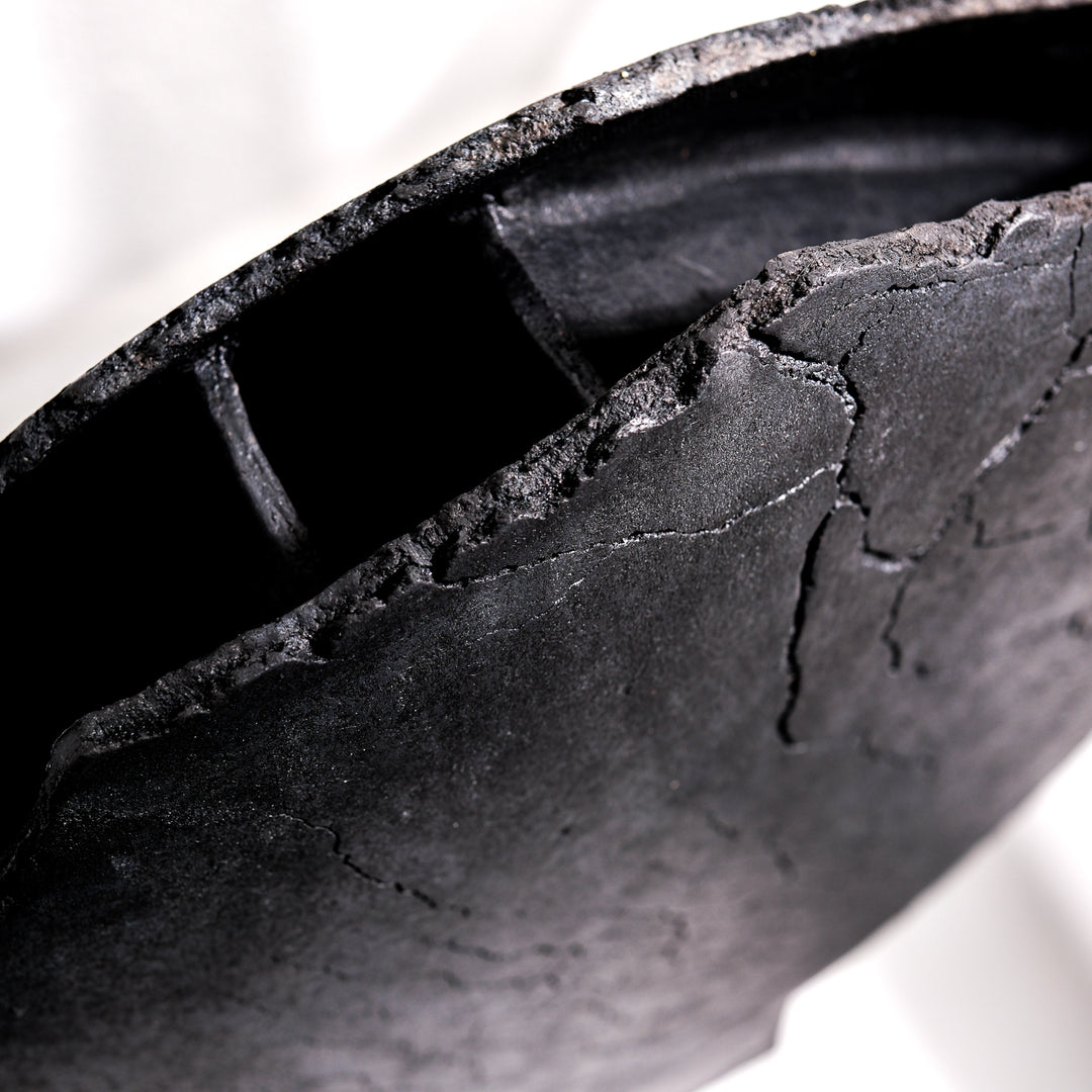 Keramik Vase von Gundula Sommerer, asymmetrische Flügelvase, einzigartige Oberfläche durch Rakubrand, Detailansicht Öffnung | haptik.de