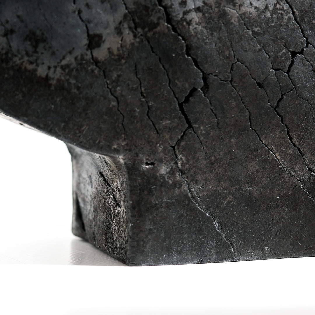 Keramik Vase von Gundula Sommerer, asymmetrische Flügelvase, einzigartige Oberfläche durch Rakubrand, Detailansicht Fuß | haptik.de