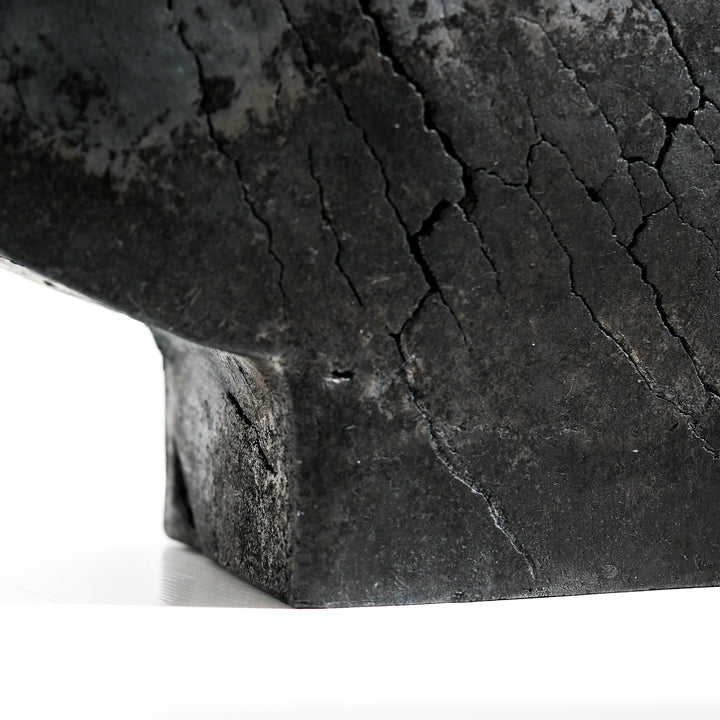 Keramik Vase von Gundula Sommerer, asymmetrische Flügelvase, einzigartige Oberfläche durch Rakubrand, Detailansicht Fuß | haptik.de