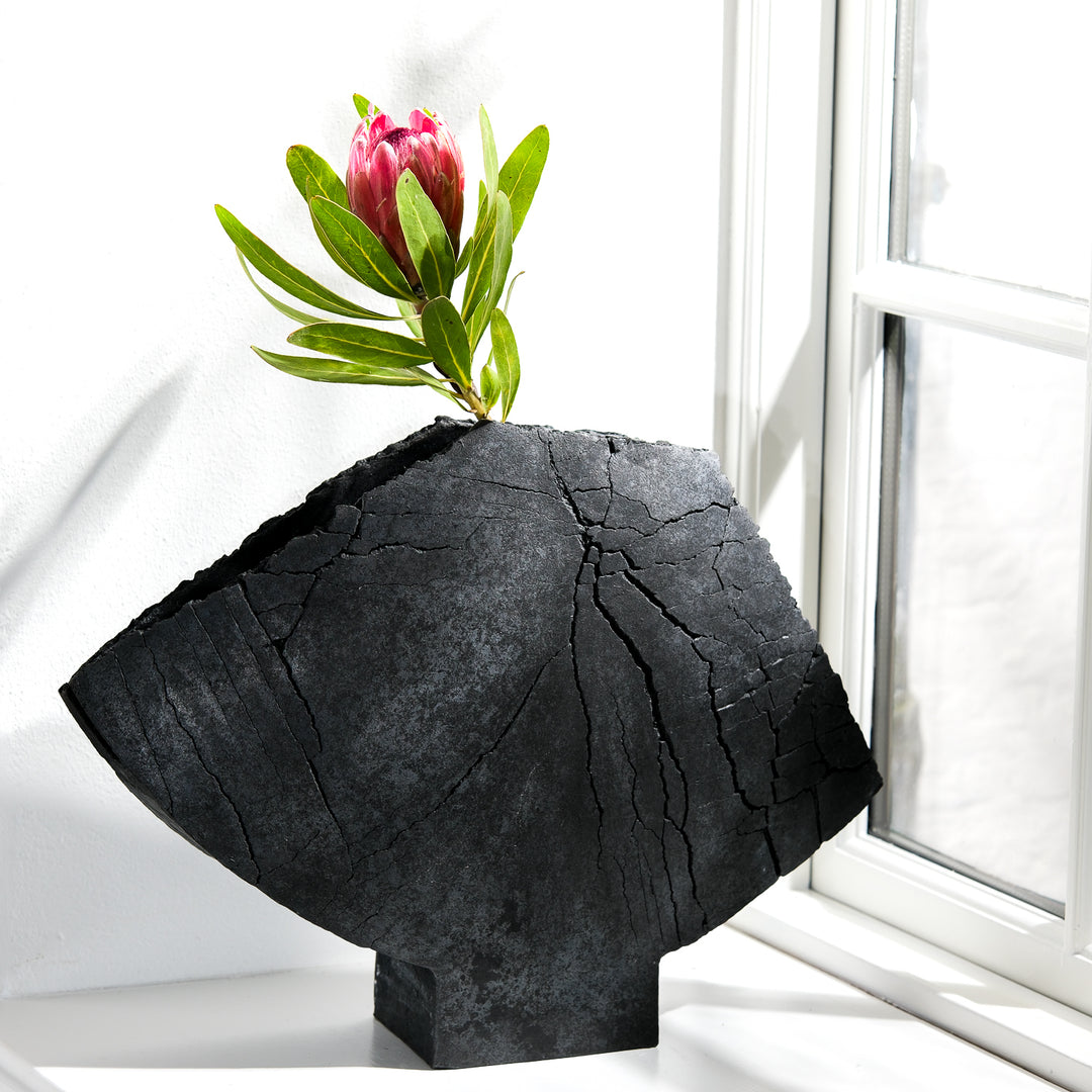 Gundula Sommerer, wing vase, Raku | black (GS199)