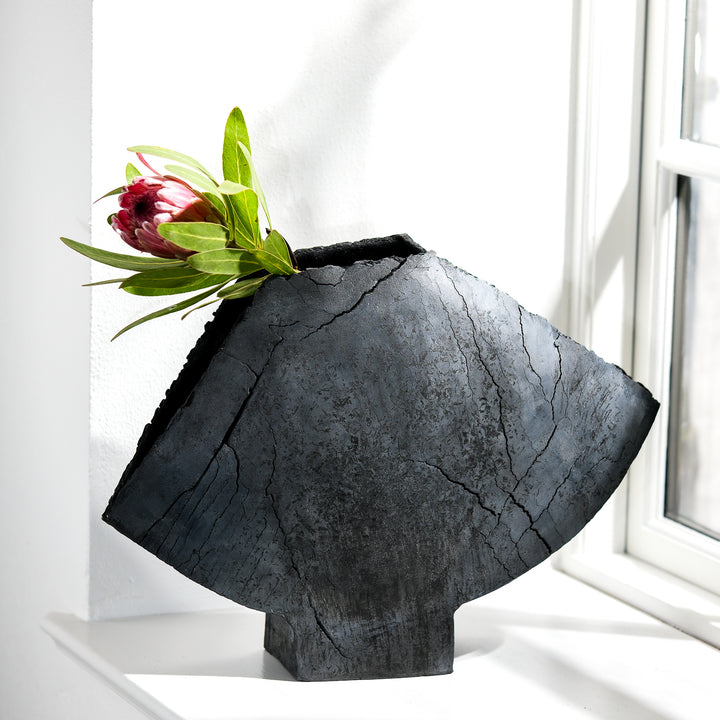 Gundula Sommerer, wing vase, Raku | black (GS199)