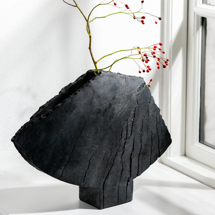 Gundula Sommerer, wing vase, Raku | black (GS200)