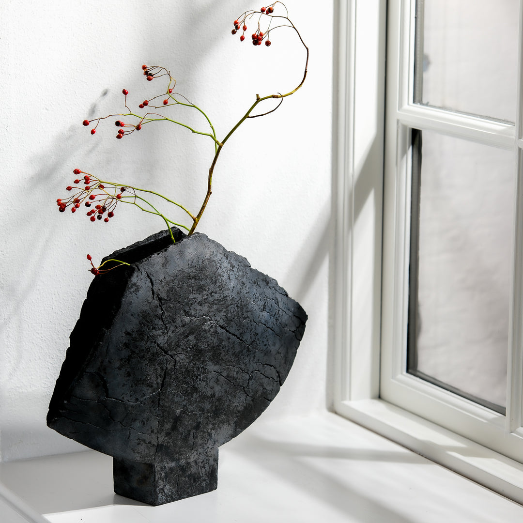 Gundula Sommerer, wing vase, Raku | black (GS200)