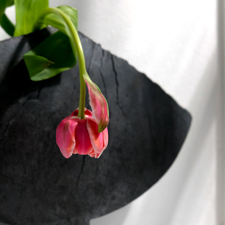 Keramik Vase von Gundula Sommerer, asymmetrische Flügelvase, einzigartige Oberfläche durch Rakubrand, Farbkontrast Blüte und Vase | haptik.de