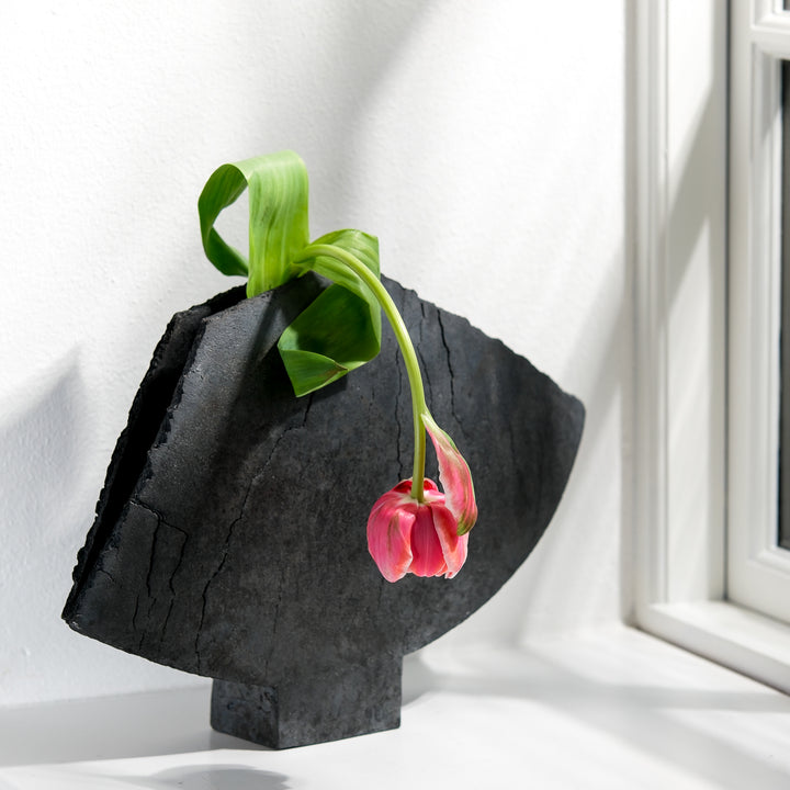 Keramik Vase von Gundula Sommerer, asymmetrische Flügelvase, einzigartige Oberfläche durch Rakubrand, Ansicht Front, mit Tulpe | haptik.de