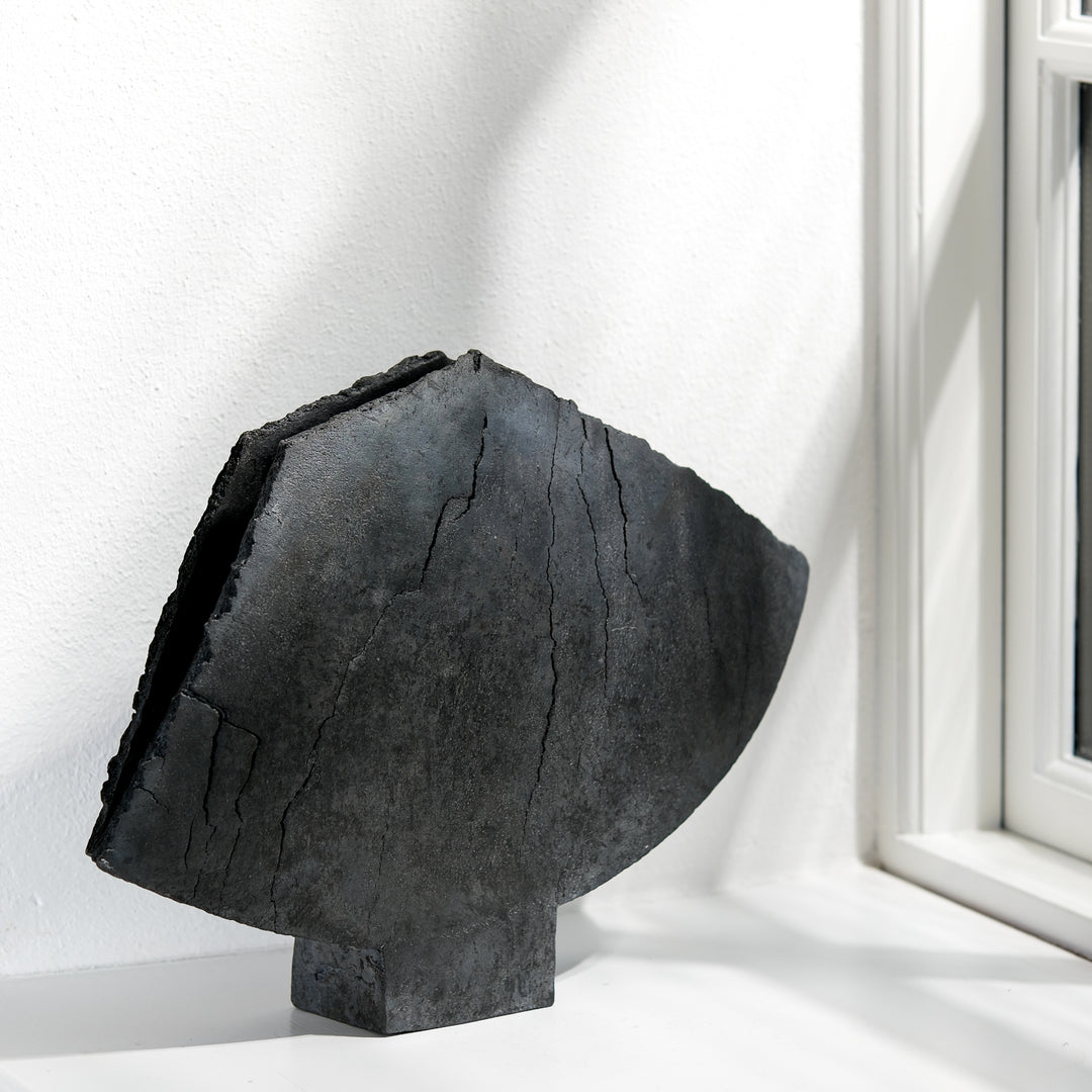 Keramik Vase von Gundula Sommerer, asymmetrische Flügelvase, einzigartige Oberfläche durch Rakubrand, Ansicht Front | haptik.de
