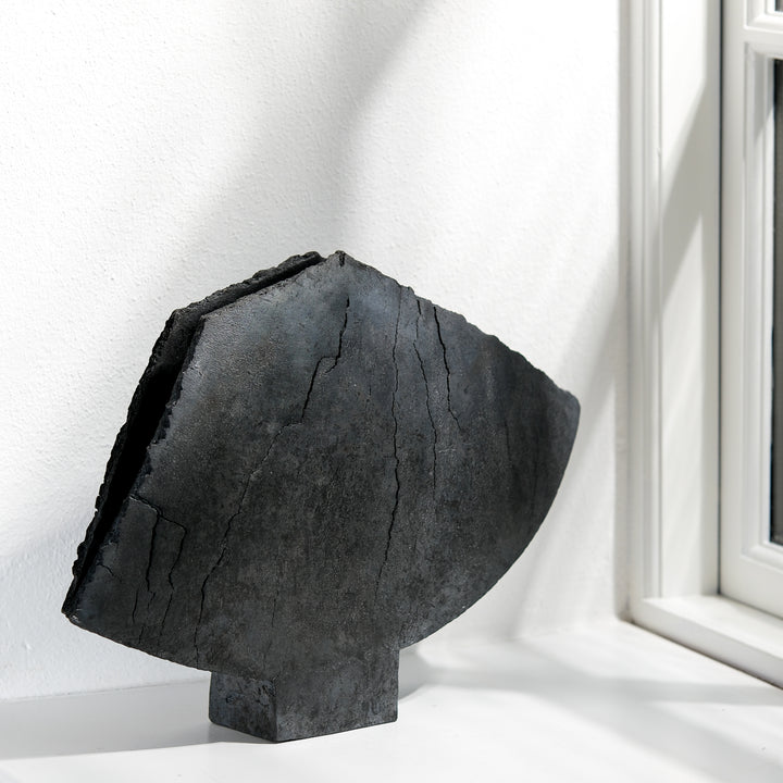 Keramik Vase von Gundula Sommerer, asymmetrische Flügelvase, einzigartige Oberfläche durch Rakubrand, Ansicht Front | haptik.de