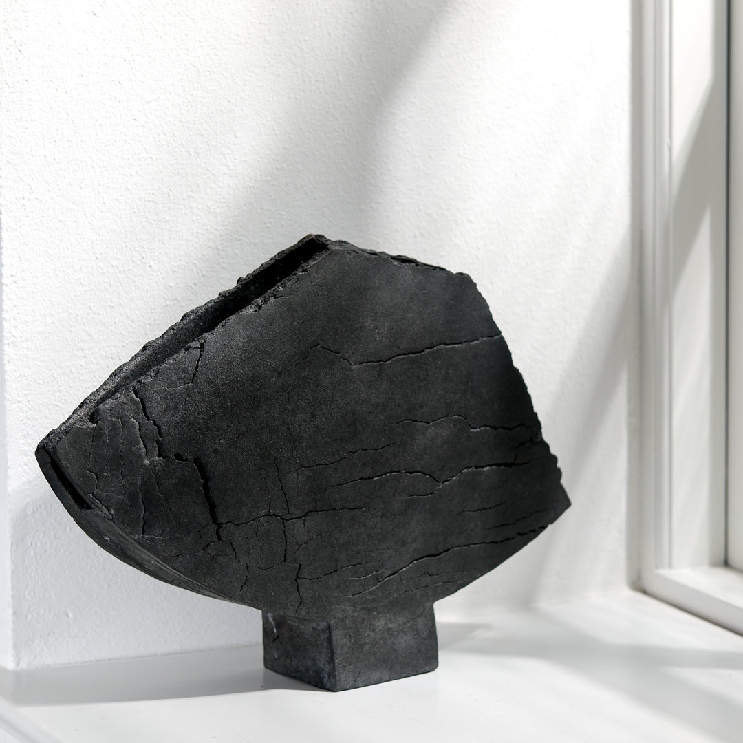 Keramik Vase von Gundula Sommerer, asymmetrische Flügelvase, einzigartige Oberfläche durch Rakubrand, Ansicht Rückseite | haptik.de