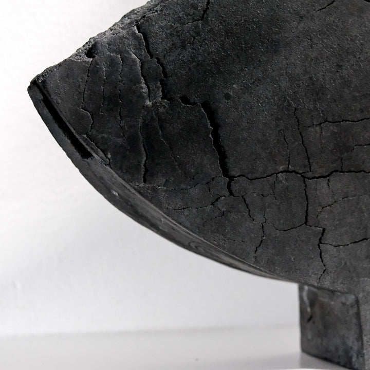 Keramik Vase von Gundula Sommerer, asymmetrische Flügelvase, einzigartige Oberfläche durch Rakubrand, Detailansicht Ecke | haptik.de