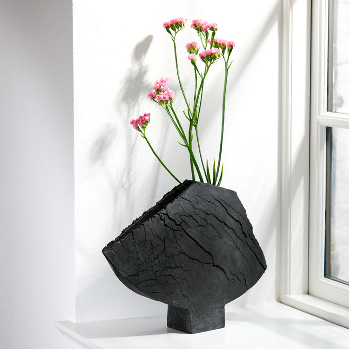 Keramik Vase von Gundula Sommerer, asymmetrische Flügelvase, einzigartige Oberfläche durch Rakubrand, Ansicht Front, mit Blume | haptik.de