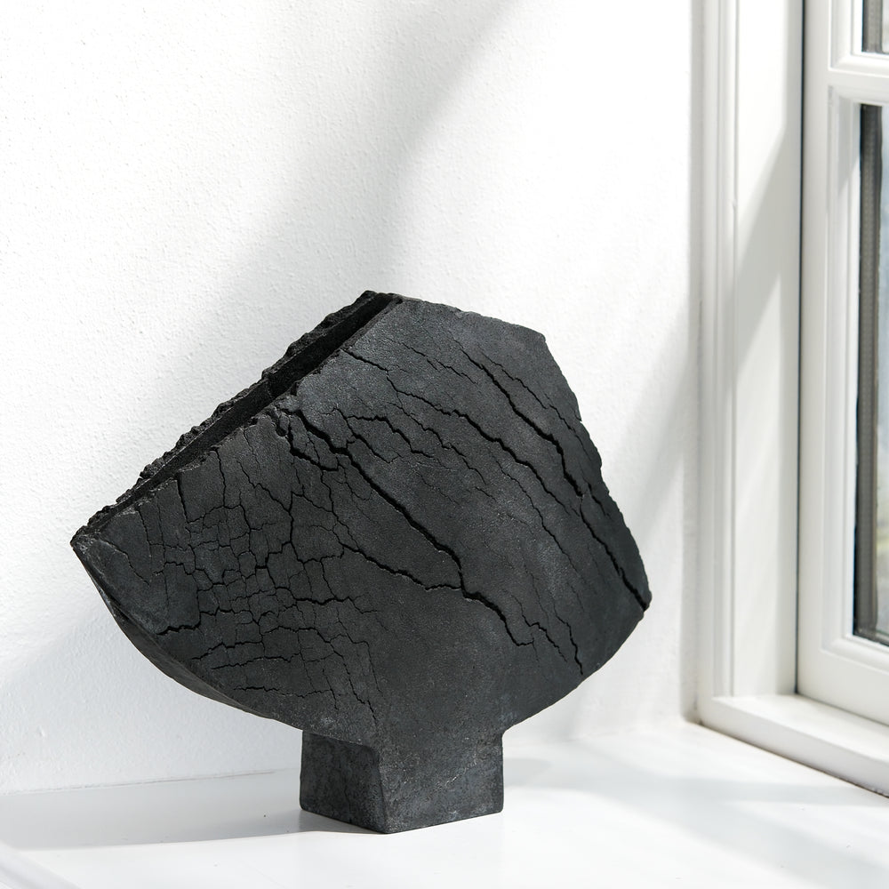 Keramik Vase von Gundula Sommerer, asymmetrische Flügelvase, einzigartige Oberfläche durch Rakubrand, Ansicht Front | haptik.de