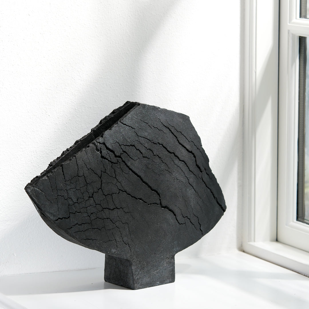 Keramik Vase von Gundula Sommerer, asymmetrische Flügelvase, einzigartige Oberfläche durch Rakubrand, Ansicht Front | haptik.de