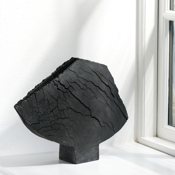 Keramik Vase von Gundula Sommerer, asymmetrische Flügelvase, einzigartige Oberfläche durch Rakubrand, Ansicht Front | haptik.de