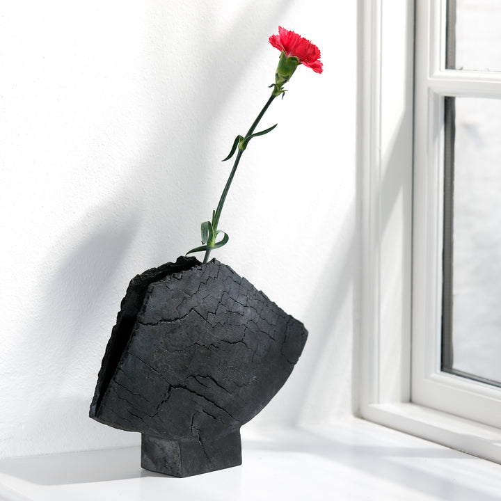 Keramik Vase von Gundula Sommerer, asymmetrische Flügelvase, einzigartige Oberfläche durch Rakubrand, Ansicht Front, mit Nelke | haptik.de