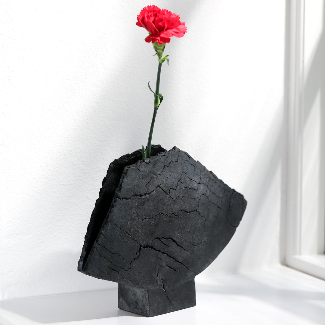 Keramik Vase von Gundula Sommerer, asymmetrische Flügelvase, einzigartige Oberfläche durch Rakubrand, Ansicht Front, mit Nelke | haptik.de