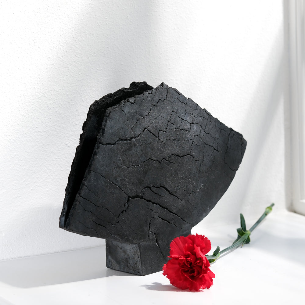 Keramik Vase von Gundula Sommerer, asymmetrische Flügelvase, einzigartige Oberfläche durch Rakubrand, Ansicht Front, nähere Ansicht, mit Nelke | haptik.de