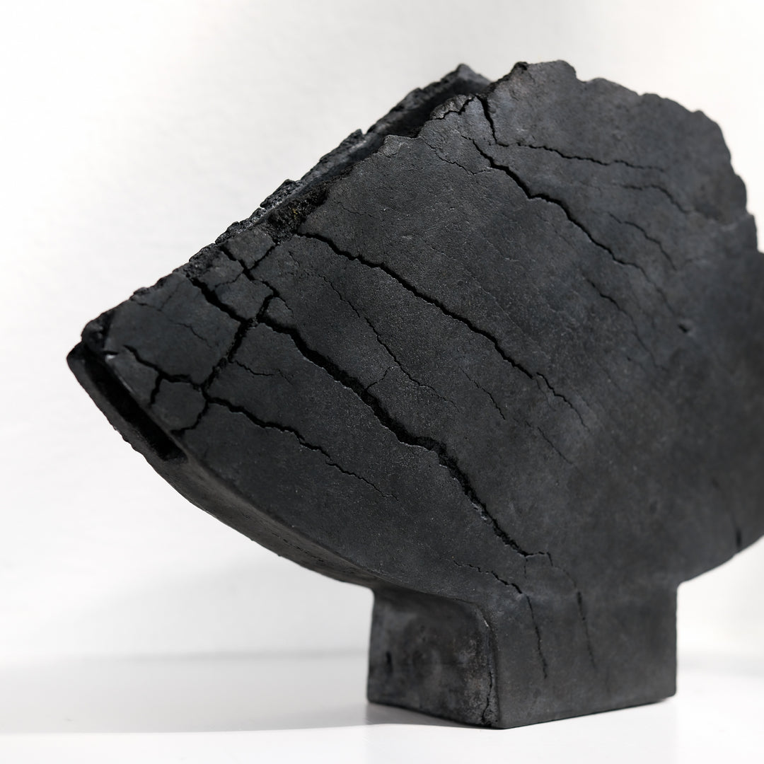 Keramik Vase von Gundula Sommerer, asymmetrische Flügelvase, einzigartige Oberfläche durch Rakubrand, Ansicht Rückseite, Detail Oberfläche | haptik.de