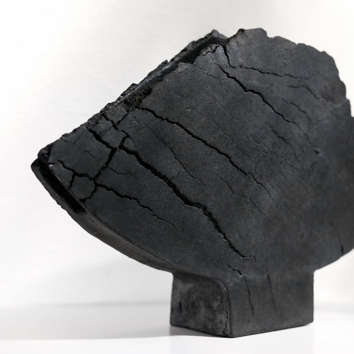 Keramik Vase von Gundula Sommerer, asymmetrische Flügelvase, einzigartige Oberfläche durch Rakubrand, Ansicht Rückseite, Detail Oberfläche | haptik.de