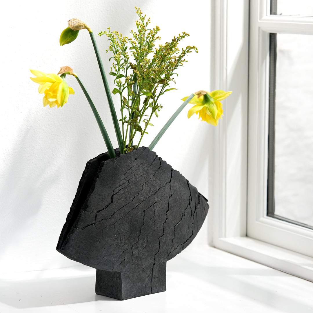 Keramik Vase von Gundula Sommerer, asymmetrische Flügelvase, einzigartige Oberfläche durch Rakubrand, Ansicht Front, mit Frühblühern | haptik.de