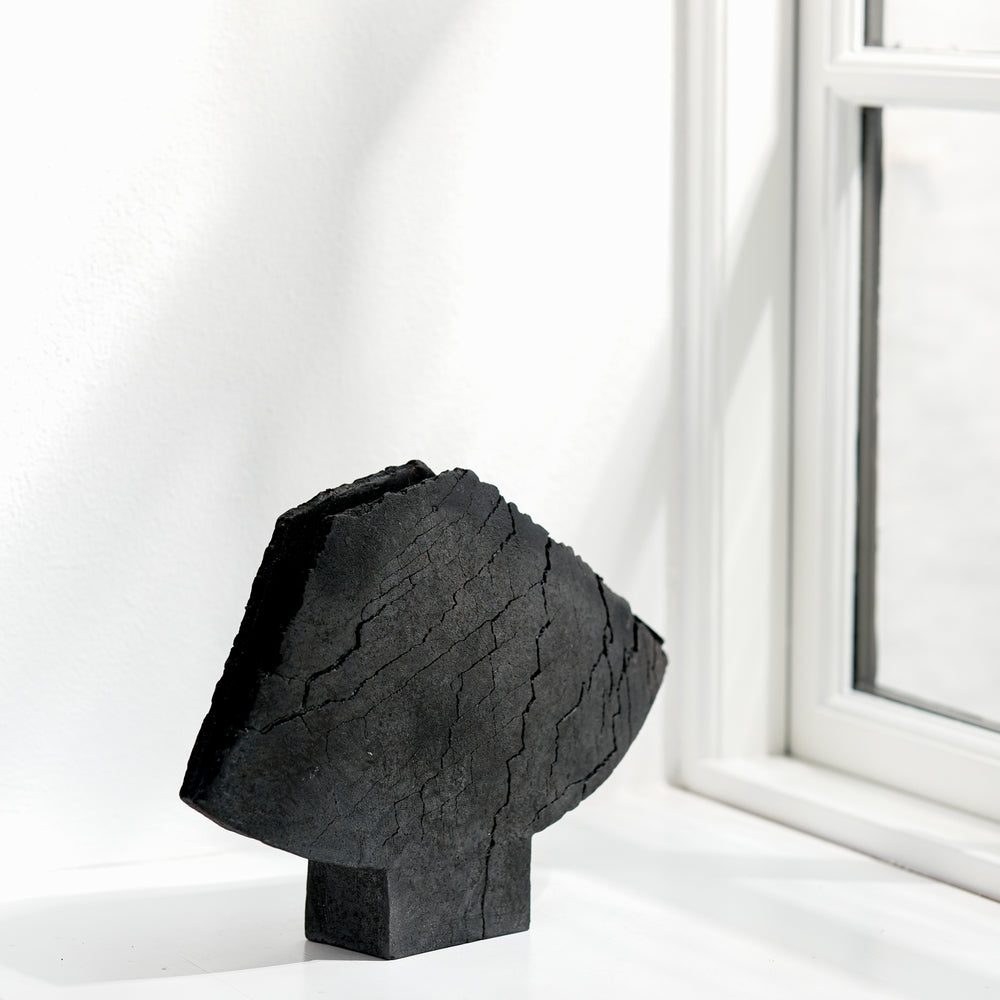 Keramik Vase von Gundula Sommerer, asymmetrische Flügelvase, einzigartige Oberfläche durch Rakubrand, Ansicht Front | haptik.de