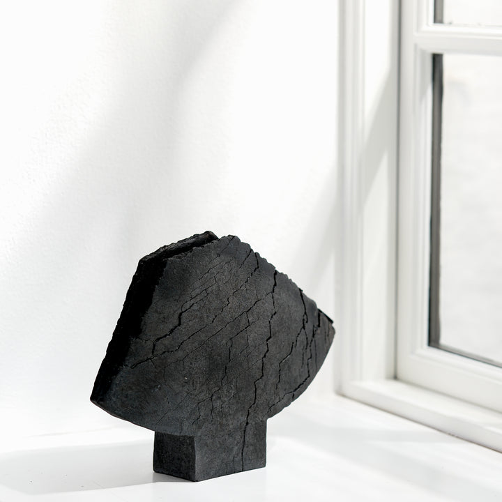 Keramik Vase von Gundula Sommerer, asymmetrische Flügelvase, einzigartige Oberfläche durch Rakubrand, Ansicht Front | haptik.de