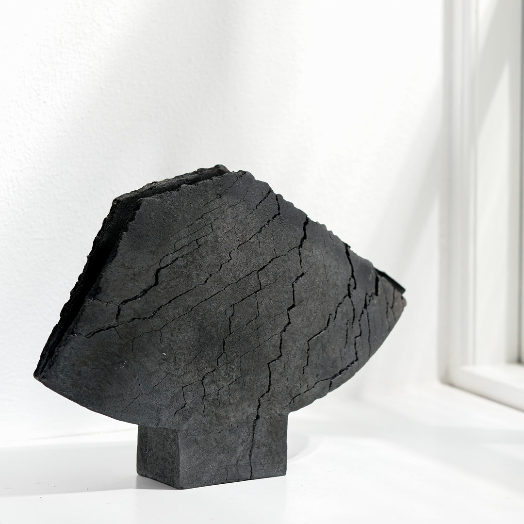Keramik Vase von Gundula Sommerer, asymmetrische Flügelvase, einzigartige Oberfläche durch Rakubrand, Ansicht Front, nähere Ansicht | haptik.de