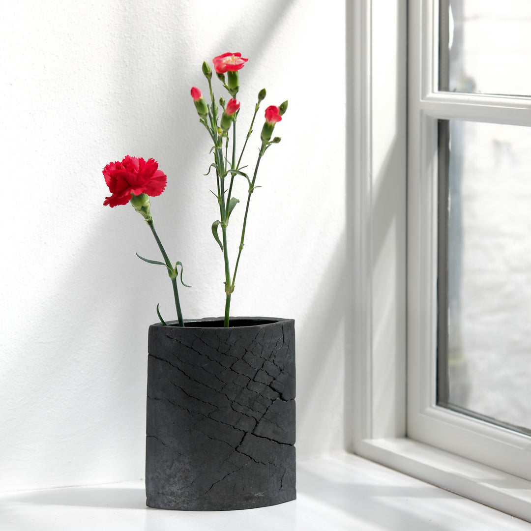 Keramik Vase von Gundula Sommerer, oval, einzigartige Oberfläche durch Rakubrand, Ansicht Front, mit Blumen | haptik.de