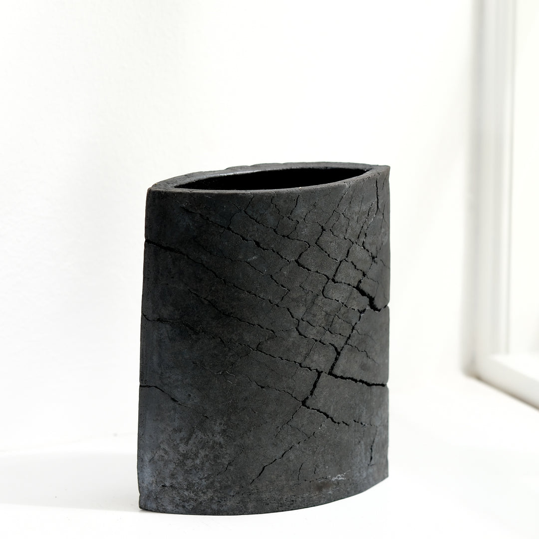 Keramik Vase von Gundula Sommerer, oval, einzigartige Oberfläche durch Rakubrand, Ansicht Front, nähere Ansicht | haptik.de