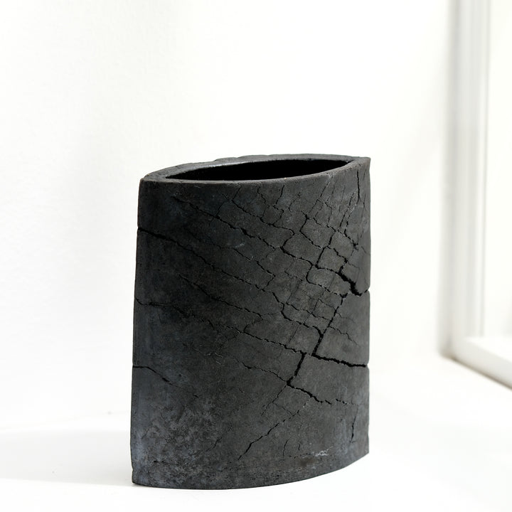 Keramik Vase von Gundula Sommerer, oval, einzigartige Oberfläche durch Rakubrand, Ansicht Front, nähere Ansicht | haptik.de
