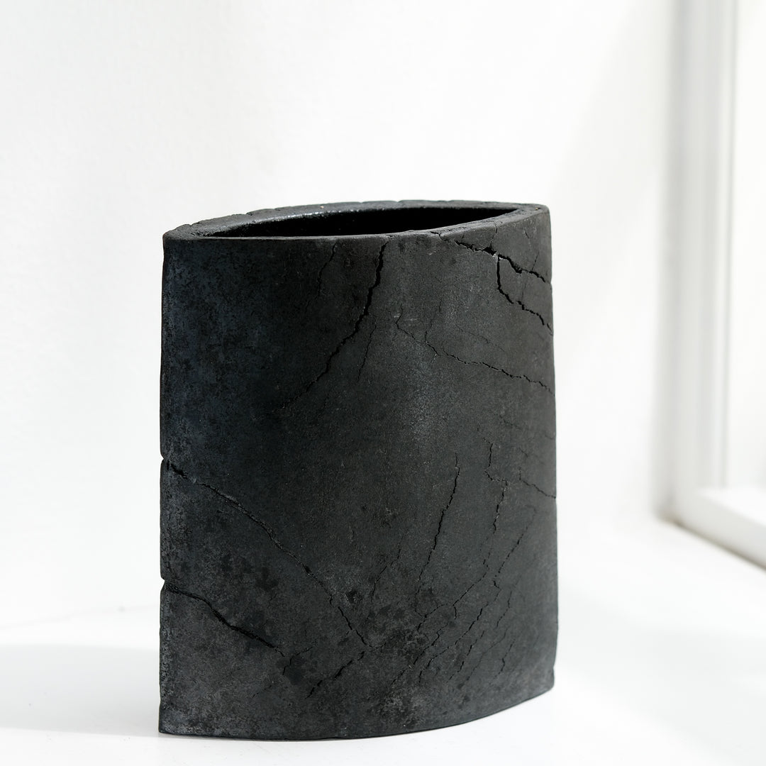 Keramik Vase von Gundula Sommerer, oval, einzigartige Oberfläche durch Rakubrand, Ansicht Rückseite | haptik.de