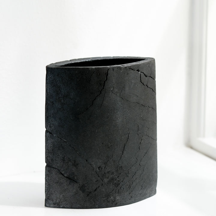 Keramik Vase von Gundula Sommerer, oval, einzigartige Oberfläche durch Rakubrand, Ansicht Rückseite | haptik.de