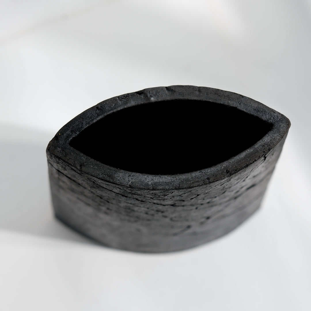 Keramik Vase von Gundula Sommerer, oval, einzigartige Oberfläche durch Rakubrand, Detailansicht Öffnung | haptik.de