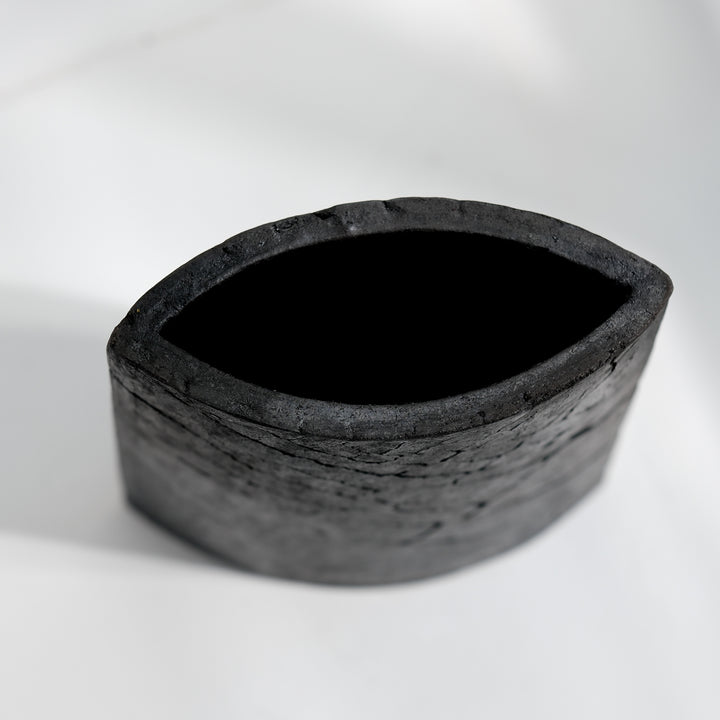 Keramik Vase von Gundula Sommerer, oval, einzigartige Oberfläche durch Rakubrand, Detailansicht Öffnung | haptik.de