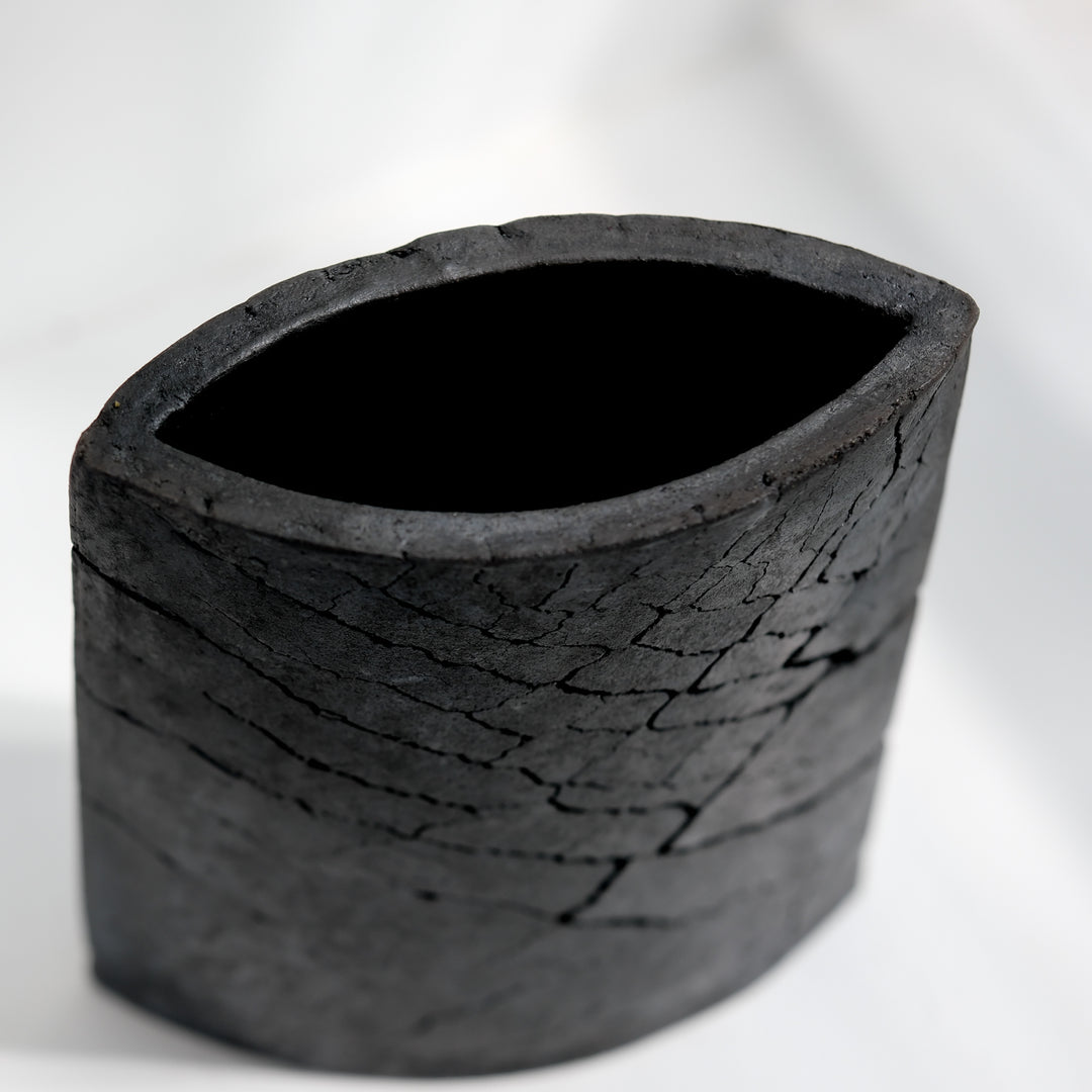 Keramik Vase von Gundula Sommerer, oval, einzigartige Oberfläche durch Rakubrand, Detailansicht Öffnung | haptik.de