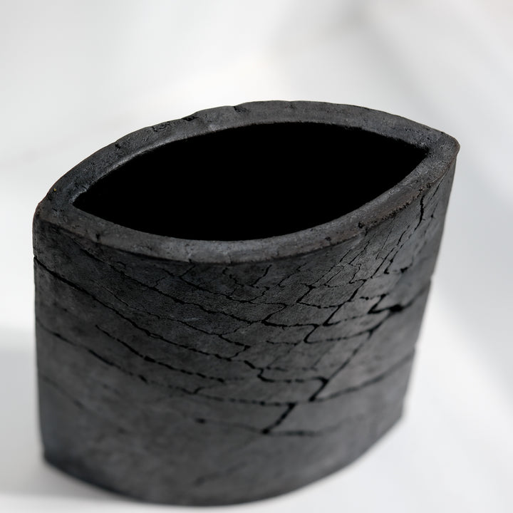 Keramik Vase von Gundula Sommerer, oval, einzigartige Oberfläche durch Rakubrand, Detailansicht Öffnung | haptik.de