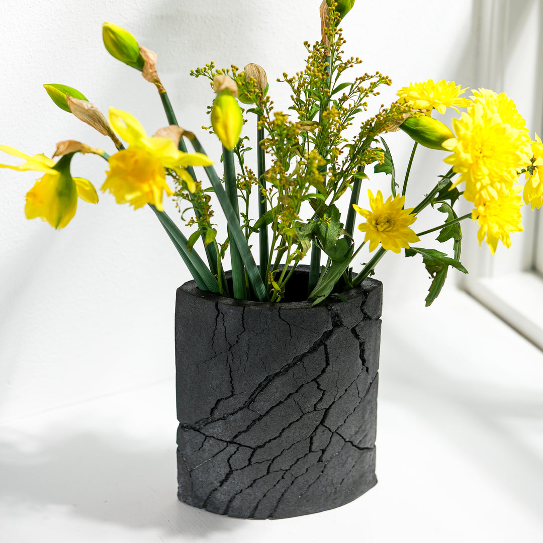 Keramik Vase von Gundula Sommerer, oval, einzigartige Oberfläche durch Rakubrand, Ansicht Front, leichte Aufsicht, mit Blume | haptik.de