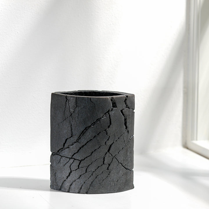 Keramik Vase von Gundula Sommerer, oval, einzigartige Oberfläche durch Rakubrand, Ansicht Front | haptik.de
